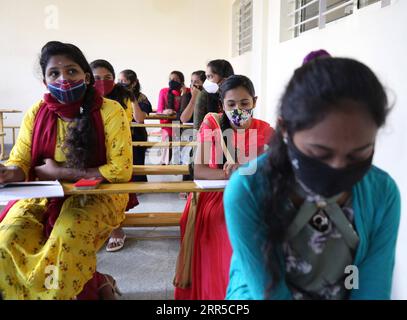 210101 -- BANGALORE, le 1 janvier 2021 -- des élèves portant un masque facial suivent un cours dans une école de Bangalore, en Inde, le 1 janvier 2021. L’État du Karnataka, dans le sud du pays, a ouvert vendredi des écoles pour les élèves de 10e et 12e année, après un écart de plus de neuf mois. Str/ INDE-BANGALORE-COVID-19-RÉOUVERTURE DE L'ÉCOLE Xinhua PUBLICATIONxNOTxINxCHN Banque D'Images