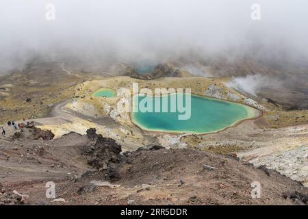 210102 -- TANGARIRO, le 2 janvier 2021 -- les routards marchent le long du Tongariro Alpine Crossing pour visiter les lacs Emerald dans le centre de l'île du Nord de la Nouvelle-Zélande, le 2 janvier 2021. Situé dans le parc national de Tongariro, un double site du patrimoine mondial, le Tongariro Alpine Crossing est connu comme l'une des meilleures promenades d'une journée en Nouvelle-Zélande. NOUVELLE ZÉLANDE-TONGARIRO CROISEMENT ALPIN GuoxLei PUBLICATIONxNOTxINxCHN Banque D'Images