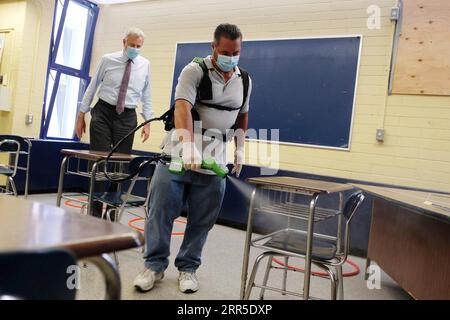 210102 -- NEW YORK, le 2 janvier 2021 -- une photo prise le 12 août 2020 montre que le maire de New York, Bill de Blasio L, visite la Village Academy pour observer les préparatifs de COVID-19 dans une école dans le Queens, New York, aux États-Unis. Le maire de New York, Bill de Blasio, a tweeté le 2 janvier 2021 pour promouvoir 42 photos publiées par le bureau du maire sous le titre de 2020-NYC l année en photos, dont au moins 12 concernent la lutte contre la pandémie de COVID-19. Photo par /document via Xinhua POUR ALLER AVEC la bataille pandémique mise en évidence dans la collection de photos du maire de New York pour 2020 U.S.-NEW YORK-MAYOR-2020 PHOTO COLLECTION-PANDE Banque D'Images