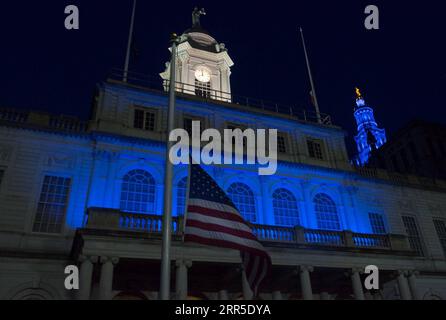 210102 -- NEW YORK, 2 janvier 2021 -- une photo prise le 9 avril 2020 montre que l'hôtel de ville de New York est éclairé en bleu pour célébrer les travailleurs de la santé à New York, aux États-Unis. Le maire de New York, Bill de Blasio, a tweeté le 2 janvier 2021 pour promouvoir 42 photos publiées par le bureau du maire sous le titre de 2020-NYC l année en photos, dont au moins 12 concernent la lutte contre la pandémie de COVID-19. Photo par /document via Xinhua POUR ALLER AVEC la bataille pandémique mise en évidence dans la collection de photos du maire de New York pour 2020 U.S.-NEW YORK-MAYOR-2020 COLLECTION DE PHOTOS-BATAILLE PANDÉMIQUE MichaelxAppleton/MayoralxPhotogr Banque D'Images