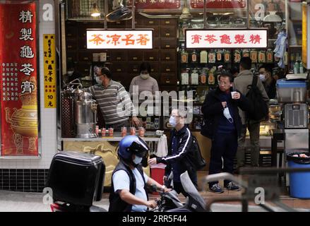 210104 -- HONG KONG, le 4 janvier 2021 -- les gens passent devant un magasin de tisane dans le district central de Hong Kong, dans le sud de la Chine, le 4 janvier 2020. POUR ALLER AVEC Hong Kong rapporte 53 nouveaux cas de COVID-19, dépassant 9 000 au total CHINE-HONG KONG-COVID-19-CAS CN WangxShen PUBLICATIONxNOTxINxCHN Banque D'Images