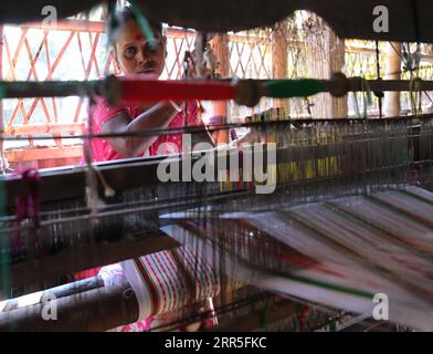 210105 -- AGARTALA, 5 janvier 2021 -- Un tisserand fabrique un costume tribal traditionnel à Taranagar, à 10 km d'Agartala, la capitale de l'État de Tripura, au nord-est de l'Inde, le 5 janvier 2021. Str/ INDE-AGARTALA-FABRICATION DE COSTUME TRIBAL TRADITIONNEL Xinhua PUBLICATIONxNOTxINxCHN Banque D'Images