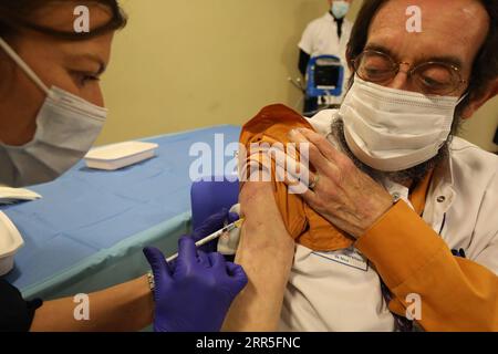 210105 -- NICE FRANCE, 5 janvier 2021 -- Un homme reçoit un vaccin contre le COVID-19 lors d'une campagne de vaccination pour les professionnels de santé à Nice, dans le sud de la France, le 5 janvier 2021. La France va accélérer sa campagne de vaccination contre le coronavirus, a déclaré lundi le ministre de la Santé Olivier Veran lors de sa visite d’un centre de vaccination nouvellement mis en place dans un hôpital parisien en réponse aux critiques croissantes concernant la lenteur du déploiement dans le pays. Photo de /Xinhua FRANCE-NICE-COVID-19-CAMPAGNE DE VACCINATION SergexHaouzi PUBLICATIONxNOTxINxCHN Banque D'Images