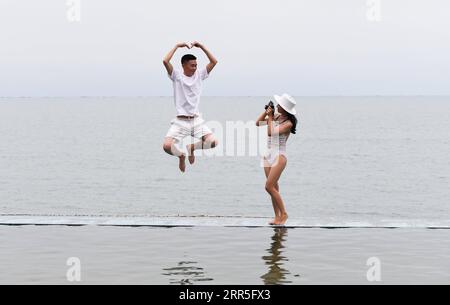 210106 -- PÉKIN, le 6 janvier 2021 -- des gens posent pour des photos au lieu pittoresque de Tianyahaijiao, ou au bout de la Terre, à Sanya, dans la province de Hainan du sud de la Chine, le 4 janvier 2021. PHOTOS XINHUA DU JOUR YangxGuanyu PUBLICATIONxNOTxINxCHN Banque D'Images