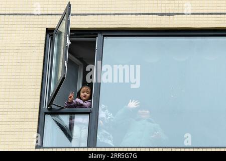 210106 -- PÉKIN, le 6 janvier 2021 -- Une fille fait un signe V depuis son domicile dans une communauté résidentielle en quarantaine dans le district de Chenghua à Chengdu, dans la province du Sichuan du sud-ouest de la Chine, le 10 décembre 2020. XINHUA-PHOTOS DE L'ANNÉE 2020-LA CHINE LUTTE CONTRE LE COVID-19 SHENXBOHAN PUBLICATIONXNOTXINXCHN Banque D'Images