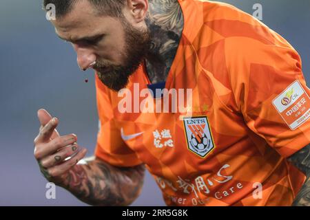 210106 -- BEIJING, 6 janvier 2021 -- Tamas Kadar de Shandong Luneng est blessé par du sang qui coule du nez lors du match de 8e tour entre Shandong Luneng et Dalian FC lors de la saison 2020 reportée de la Super League CSL Dalian Division de l'Association chinoise de football à Dalian, dans la province du Liaoning au nord-est de la Chine, le 29 août 2020. XINHUA-PHOTOS DE L'ANNÉE 2020-NOUVELLES DE LA CHINE PANXYULONG PUBLICATIONXNOTXINXCHN Banque D'Images