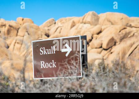 Parc national de Joshua Tree, Californie, États-Unis. Signe pour Skull Rock dans le parc national Joshua Tree. Banque D'Images