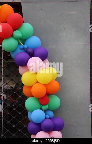 Ballons colorés suspendus à Venlo sur un mur Banque D'Images