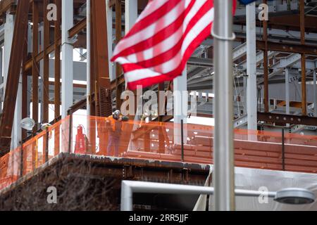 210109 -- NEW YORK, le 9 janvier 2021 -- Un ouvrier du bâtiment travaille au Ronald O. Perelman Performing Arts Center sur le site de construction du World Trade Center, à New York, aux États-Unis, le 8 janvier 2021. Les employeurs américains ont réduit de 140 000 000 emplois en décembre, la première baisse mensuelle depuis avril 2020, alors que les récentes pointes de COVID-19 ont perturbé la reprise du marché du travail, a rapporté vendredi le ministère du travail. Le taux de chômage, qui tend à baisser au cours des sept derniers mois, est demeuré inchangé à 6,7 %, selon le rapport mensuel sur l'emploi. Photo de /Xinhua U.S.-NEW YORK CITY-COVID-19-ONU Banque D'Images