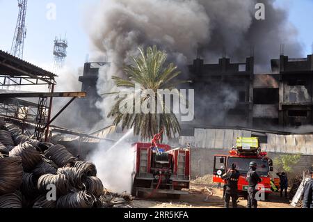 210110 -- KARACHI, le 10 janvier 2021 -- des pompiers tentent d'éteindre le feu dans la ville portuaire de Karachi, dans le sud du Pakistan, le 9 janvier 2021. Huit personnes ont été blessées samedi matin lorsqu'un incendie a éclaté dans une usine chimique de Karachi, ville portuaire du sud du Pakistan, selon des rapports locaux. Str/Xinhua PAKISTAN-KARACHI-FACTORY-FIRE Stringer PUBLICATIONxNOTxINxCHN Banque D'Images