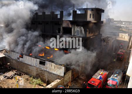 Actualités Bilder des Tages 210110 -- KARACHI, 10 janvier 2021 -- un incendie fait rage dans une usine de Karachi, ville portuaire du sud du Pakistan, le 9 janvier 2021. Huit personnes ont été blessées samedi matin lorsqu'un incendie a éclaté dans une usine chimique de Karachi, ville portuaire du sud du Pakistan, selon des rapports locaux. Str/Xinhua PAKISTAN-KARACHI-FACTORY-FIRE Stringer PUBLICATIONxNOTxINxCHN Banque D'Images