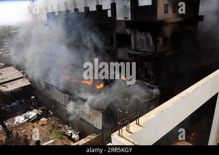 210110 -- KARACHI, 10 janvier 2021 -- un incendie fait rage dans une usine de Karachi, ville portuaire du sud du Pakistan, le 9 janvier 2021. Huit personnes ont été blessées samedi matin lorsqu'un incendie a éclaté dans une usine chimique de Karachi, ville portuaire du sud du Pakistan, selon des rapports locaux. Str/Xinhua PAKISTAN-KARACHI-FACTORY-FIRE Stringer PUBLICATIONxNOTxINxCHN Banque D'Images