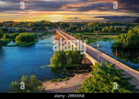 Vue aérienne du célèbre pont Wilson sur la Loire illuminé au crépuscule, dans la ville de Tours, France Banque D'Images