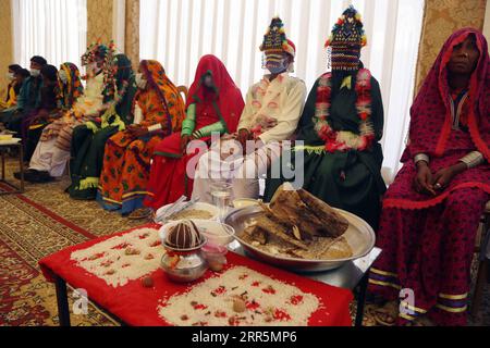 210110 -- KARACHI, le 10 janvier 2021 -- des mariés hindous assistent à une cérémonie de mariage de masse pour quelque 48 couples dans la ville portuaire de Karachi, dans le sud du Pakistan, le 10 janvier 2021. Str/Xinhua PAKISTAN-KARACHI-MASS WEDDING Stringer PUBLICATIONxNOTxINxCHN Banque D'Images