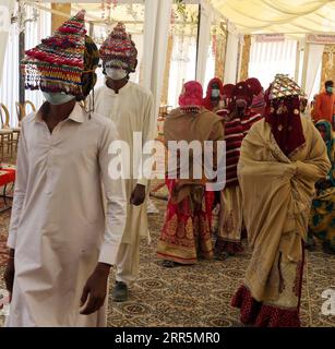 210110 -- KARACHI, le 10 janvier 2021 -- des mariés hindous assistent à une cérémonie de mariage de masse pour quelque 48 couples dans la ville portuaire de Karachi, dans le sud du Pakistan, le 10 janvier 2021. Str/Xinhua PAKISTAN-KARACHI-MASS WEDDING Stringer PUBLICATIONxNOTxINxCHN Banque D'Images