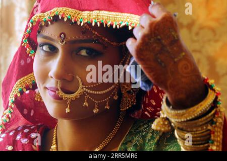 210110 -- KARACHI, le 10 janvier 2021 -- Une mariée hindoue pose pour une photo lors d'une cérémonie de mariage de masse pour quelque 48 couples dans la ville portuaire de Karachi, dans le sud du Pakistan, le 10 janvier 2021. Str/Xinhua PAKISTAN-KARACHI-MASS WEDDING Stringer PUBLICATIONxNOTxINxCHN Banque D'Images