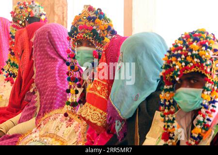 210110 -- KARACHI, le 10 janvier 2021 -- des mariées hindoues assistent à une cérémonie de mariage de masse pour quelque 48 couples dans la ville portuaire de Karachi, dans le sud du Pakistan, le 10 janvier 2021. Str/Xinhua PAKISTAN-KARACHI-MASS WEDDING Stringer PUBLICATIONxNOTxINxCHN Banque D'Images
