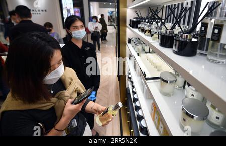 210111 -- HAIKOU, le 11 janvier 2021 -- Un client sélectionne des produits parfumés dans une boutique duty-free à Haikou, capitale de la province de Hainan du sud de la Chine, le 7 janvier 2021. Les boutiques hors taxes offshore dans la province insulaire chinoise de Hainan ont rapporté plus de 32 milliards de yuans environ 4,9 milliards de dollars américains de ventes en 2020. CHINE-HAINAN-OFFSHORE BOUTIQUES HORS TAXES-VENTE CN GUOXCHENG PUBLICATIONXNOTXINXCHN Banque D'Images