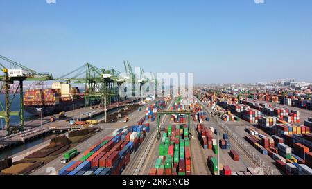 210111 -- TIANJIN, le 11 janvier 2021 -- une photo aérienne prise le 11 janvier 2021 montre une vue du terminal international de conteneurs du Pacifique au port de Tianjin, dans la municipalité de Tianjin du nord de la Chine. Le port de Tianjin a établi un nouveau record de 18,35 millions d'équivalents vingt pieds EVP pour son débit de conteneurs en 2020, soit une croissance annuelle de 6,1 %. CHINE-TIANJIN PORT-CONTENEUR DÉBIT-NOUVEAU RECORD CN ZHAOXZISHUO PUBLICATIONXNOTXINXCHN Banque D'Images