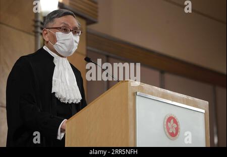 210112 -- HONG KONG, le 12 janvier 2021 -- Andrew Cheung Kui-nung, nouveau juge en chef de la Cour d appel de dernière instance de la région administrative spéciale de Hong Kong, assiste à une conférence de presse à Hong Kong, dans le sud de la Chine, le 11 janvier 2021. Le pouvoir judiciaire de Hong Kong doit rester indépendant et impartial et continuer à sauvegarder la primauté du droit et ses juges doivent être honnêtes et prêts à faire respecter les droits, a déclaré Cheung lors de son allocution à l'ouverture de la cérémonie de l'année juridique 2021, ajouter le pouvoir judiciaire doit être professionnel et efficace et évoluer avec le temps. CHINE-HONG KONG-CHIEF JUSTICE-PRESS CON Banque D'Images