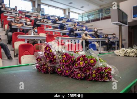 210112 -- ISTANBUL, 12 janvier 2021 -- des vendeurs sélectionnent des fleurs dans un centre de vente aux enchères et de commerce de fleurs à Istanbul, Turquie, le 11 janvier 2021. Les représentants du secteur floral de la Turquie ont déclaré lundi que l industrie envisage de devenir un centre de production et de commercialisation dans l ère post-pandémie avec des chiffres d exportation en expansion. La Turquie a réussi à exporter des fleurs d’une valeur de 107 millions de dollars américains vers plus de 80 pays en 2020 malgré les conditions difficiles de la pandémie de COVID-19, selon les derniers chiffres sectoriels. POUR ALLER AVEC Roundup : les yeux du secteur floral de la Turquie deviennent le centre de production dans l'ère post-pandémique Banque D'Images