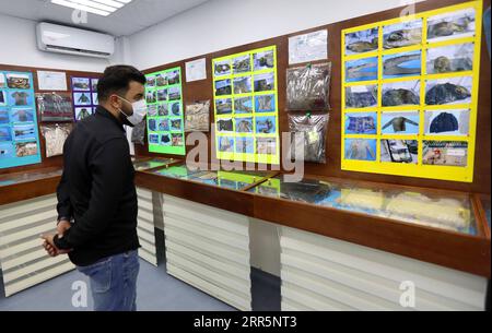 210112 -- TRIPOLI, le 12 janvier 2021 -- Un homme regarde des photos et des objets appartenant aux corps non identifiés dans une exposition organisée à Tripoli, en Libye, le 11 janvier 2021. Les autorités libyennes ont récupéré quatre corps non identifiés dans un charnier récemment découvert dans la ville de Tarhuna, a déclaré à Xinhua Abdulaziz Ja fri, porte-parole de l'Autorité générale pour la recherche et l'identification. Tarhuna, située à environ 90 km au sud de la capitale Tripoli, était autrefois le principal centre d opérations militaires de l armée basée à l est pendant la guerre contre le gouvernement soutenu par l ONU à Tripoli et dans les environs. Depuis le début de la mer Banque D'Images