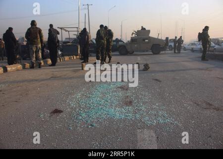 Actualités Bilder des Tages 210112 -- MAZAR-i-SHARIF, 12 janvier 2021 -- une photo prise le 12 janvier 2021 montre le site d'une fusillade dans le district de police 5 de Mazar-i-Sharif, capitale de la province septentrionale de Balkh, en Afghanistan. Trois personnes ont été assassinées dans deux fusillades distinctes en Afghanistan mardi, la dernière d'une série d'assassinats ciblés dans le pays, ont confirmé les autorités. Photo de /Xinhua AFGHANISTAN-BALKH-ATTAQUE KawaxBasharat PUBLICATIONxNOTxINxCHN Banque D'Images