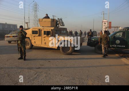 210112 -- MAZAR-i-SHARIF, le 12 janvier 2021 -- des membres des forces de sécurité afghanes se tiennent sur le site d'une attaque dans le district de police 5 de Mazar-i-Sharif, capitale de la province septentrionale de Balkh, Afghanistan, le 12 janvier 2021. Trois personnes ont été assassinées dans deux fusillades distinctes en Afghanistan mardi, la dernière d'une série d'assassinats ciblés dans le pays, ont confirmé les autorités. Photo de /Xinhua AFGHANISTAN-BALKH-ATTAQUE KawaxBasharat PUBLICATIONxNOTxINxCHN Banque D'Images