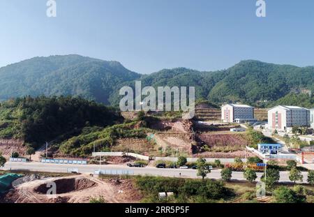 210112 -- FUZHOU, 12 janvier 2021 -- une photo aérienne prise le 9 novembre 2020 montre le site de la trace de dinosaures à grande échelle datant de la période du Crétacé supérieur au village de Longxiang, canton de Lincheng, comté de Shanghang, ville de Longyan, province du Fujian du sud-est de la Chine. Une équipe de paléontologues chinois a identifié plus de 240 empreintes de dinosaures fossilisées dans le Fujian oriental de la Chine, les premières traces d'activité des dinosaures trouvées dans la province. Le site de la piste de dinosaures dans le comté de Shanghang, couvrant une superficie d'environ 1 600 mètres carrés, est le plus grand et le plus diversifié site découvert à Chi Banque D'Images