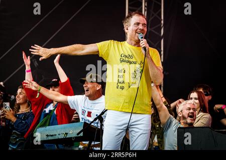 Belle & Sebastian en concert au Victorious Festival, Portsmouth, 26 août 2023. Ils ont invité 30 membres de la foule sur scène à danser pendant une chanson. Banque D'Images