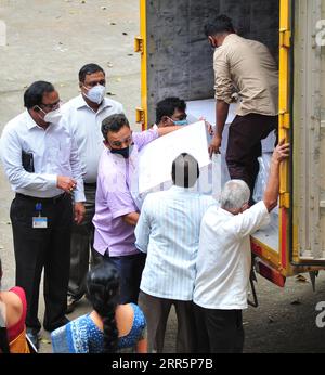 210112 -- BANGALORE, le 12 janvier 2021 -- les travailleurs transfèrent des boîtes en carton contenant des flacons de vaccin Covishield mis au point par le Serum Institute of India à leur arrivée à l'entrepôt frigorifique du Karnataka Health Department à Bangalore, en Inde, le 12 janvier 2021. Le gouvernement fédéral indien a déclaré que la campagne de vaccination contre le COVID-19 commencera dans le pays le 16 janvier. Str/ INDE-BANGALORE-COVID-19 VACCIN-ARRIVÉE Xinhua PUBLICATIONxNOTxINxCHN Banque D'Images