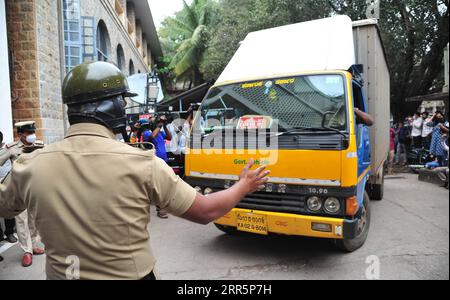 210112 -- BANGALORE, le 12 janvier 2021 -- des policiers gardent l'entrée de l'entrepôt frigorifique du département de santé du Karnataka alors qu'un camion transportant des flacons de vaccin Covishield développé par le Serum Institute of India arrive à Bangalore, en Inde, le 12 janvier 2021. Le gouvernement fédéral indien a déclaré que la campagne de vaccination contre le COVID-19 commencera dans le pays le 16 janvier. Str/ INDE-BANGALORE-COVID-19 VACCIN-ARRIVÉE Xinhua PUBLICATIONxNOTxINxCHN Banque D'Images