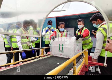 210112 -- BANGALORE, le 12 janvier 2021 -- les travailleurs de l'aéroport de Bangalore transfèrent des boîtes en carton contenant des flacons de vaccin Covishield mis au point par le Serum Institute of India à Bangalore, en Inde, le 12 janvier 2021. Le gouvernement fédéral indien a déclaré que la campagne de vaccination contre le COVID-19 commencera dans le pays le 16 janvier. Str/ INDE-BANGALORE-COVID-19 VACCIN-ARRIVÉE Xinhua PUBLICATIONxNOTxINxCHN Banque D'Images