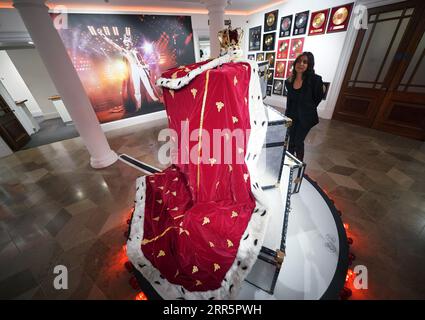 Photo de dossier datée du 03/08/23 d'une couronne et d'un manteau d'accompagnement, portés par Freddie Mercury pendant le Magic Tour, qui s'est vendu pour £635,000/$801 560 lors d'une vente aux enchères de la collection Freddie Mercury chez Sotheby's à Londres. Date de publication : mercredi 6 septembre 2023. Banque D'Images