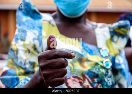 210114 -- KAMPALA, le 14 janvier 2021 -- Une femme montre son doigt encré après avoir voté dans un bureau de vote à Najjera, Ouganda, le 14 janvier 2021. Les élections présidentielles et législatives ougandaises ont débuté jeudi avec les habitants de ce pays d Afrique de l est qui faisaient la queue pour voter. Photo de /Xinhua UGANDA-KAMPALA-ELECTION-VOTE HajarahxNalwadda PUBLICATIONxNOTxINxCHN Banque D'Images