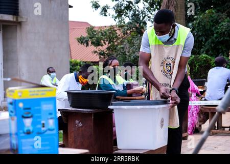 210114 -- KAMPALA, le 14 janvier 2021 -- un membre du personnel scelle une urne dans un bureau de vote à Najjera, Ouganda, le 14 janvier 2021. Les élections présidentielles et législatives ougandaises ont débuté jeudi avec les habitants de ce pays d Afrique de l est qui faisaient la queue pour voter. Photo de /Xinhua UGANDA-KAMPALA-ELECTION-VOTE HajarahxNalwadda PUBLICATIONxNOTxINxCHN Banque D'Images