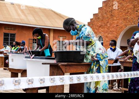 Bilder des Jahres 2021, News 01 Januar News Themen der Woche KW02 News Bilder des Tages 210114 -- KAMPALA, le 14 janvier 2021 -- les électeurs ont voté dans un bureau de vote de Najjera, Ouganda, le 14 janvier 2021. Les élections présidentielles et législatives ougandaises ont débuté jeudi avec les habitants de ce pays d Afrique de l est qui faisaient la queue pour voter. Photo de /Xinhua UGANDA-KAMPALA-ELECTION-VOTE HajarahxNalwadda PUBLICATIONxNOTxINxCHN Banque D'Images