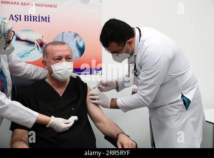 Bilder des Jahres 2021, News 01 janvier News Themen der Woche KW02 News Bilder des Tages 210114 -- ANKARA, le 14 janvier 2021 -- le président turc Recep Tayyip Erdogan C reçoit une dose de vaccin contre la COVID-19 dans un hôpital d'Ankara, en Turquie, le 14 janvier 2021. Erdogan a reçu jeudi sa première dose de vaccin alors que la Turquie a commencé la vaccination de masse contre le COVID-19. TURQUIE-ANKARA-PRÉSIDENT-Covid-19 VACCIN Xinhua PUBLICATIONxNOTxINxCHN Banque D'Images