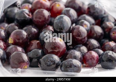 Raisins rouges et noirs, gros plan. Banque D'Images