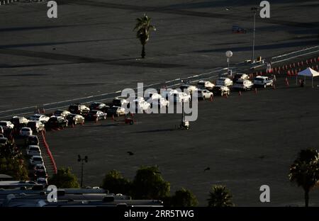 210116 -- LOS ANGELES, le 16 janvier 2021 -- les automobilistes font la queue pour être vaccinés sur un site de vaccination COVID-19 au Dodger Stadium à Los Angeles, Californie, États-Unis, le 15 janvier 2021. Le plus grand centre de vaccination aux États-Unis a été lancé vendredi au stade Dodger dans le comté de Los Angeles alors que la région métropolitaine est sur le point d'atteindre le dernier jalon sombre de 1 millions de cas au total ce week-end. Dans un effort pour accélérer le taux de vaccination COVID-19, Dodger Stadium, stade domicile des Dodgers de Los Angeles de la Ligue majeure de baseball et autrefois l'un des plus grands sites de test COVID-19 dans la co Banque D'Images