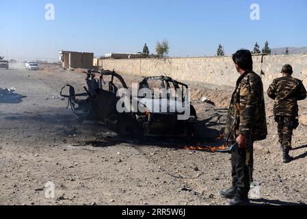 Bilder des Tages 210116 -- KANDAHAR, le 16 janvier 2021 -- des membres des forces de sécurité afghanes inspectent le site d'une explosion de voiture piégée dans le district de Daman, province de Kandahar, Afghanistan, le 16 janvier 2021. Photo de /Xinhua AFGHANISTAN-KANDAHAR-VOITURE PIÉGÉE SanaulahxSeiam PUBLICATIONxNOTxINxCHN Banque D'Images