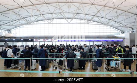 210117 -- BEIJING, le 17 janvier 2021 -- des membres du personnel d'entreprises sud-coréennes attendent de s'enregistrer pour un vol à destination de Tianjin, Chine, à l'aéroport international d'Incheon, Corée du Sud, le 10 mai 2020. /Document via Xinhua Xinhua titres : les solutions de la Chine aux défis mondiaux dans l'âge tumultueux NEWSIS PUBLICATIONxNOTxINxCHN Banque D'Images