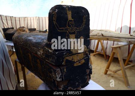 210117 -- SAQQARA ÉGYPTE, 17 janvier 2021 -- la photo prise le 17 janvier 2021 montre un cercueil en bois à Saqqara, province de Gizeh, Égypte. Une mission archéologique égyptienne travaillant dans la nécropole de Saqqara près des pyramides de Gizeh a annoncé dimanche la découverte du temple funéraire de l’ancienne reine égyptienne Neit, épouse et fille du roi Téti, le premier pharaon de la vie dynastie qui a régné sur l’Égypte il y a plus de 4 300 ans. EGYPTE-SAQQARA-TEMPLE FUNÉRAIRE-DÉCOUVERTE AhmedxGomaa PUBLICATIONxNOTxINxCHN Banque D'Images