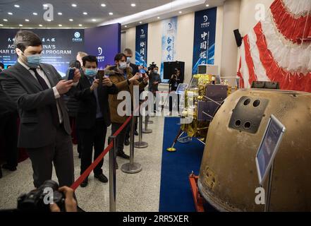 Actualités Bilder des Tages 210118 -- BEIJING, le 18 janvier 2021 -- des diplomates et des représentants de pays étrangers et d'organisations internationales voient les dispositifs et modèles liés à la mission lunaire Chang e-5 aux Observatoires astronomiques nationaux de Chine de l'Académie chinoise des sciences à Beijing, capitale de la Chine, le 18 janvier 2021. La Chine a dévoilé lundi des règlements sur la gestion des échantillons lunaires, encourageant la coopération internationale pour étudier les échantillons rapportés par la sonde Chang e-5. Publié par la CNSA de l'Administration spatiale nationale chinoise, le règlement couvre les principes généraux Banque D'Images