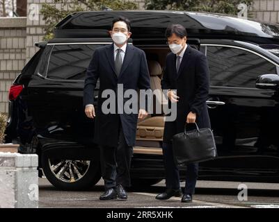 210118 -- SÉOUL, le 18 janvier 2021 -- Lee Jae-yong L, vice-président de Samsung Electronics, arrive à la haute Cour de Séoul, en Corée du Sud, le 18 janvier 2021. La haute Cour de Séoul a condamné Lee, un héritier apparent du plus grand conglomérat familial sud-coréen Samsung Group, à deux ans et demi de prison pour corruption, y compris corruption. Photo de /Xinhua SOUTH KOREA-SEOUL-SAMSUNG-LEE JAE-YONG-SENTENCE LeexSang-ho PUBLICATIONxNOTxINxCHN Banque D'Images