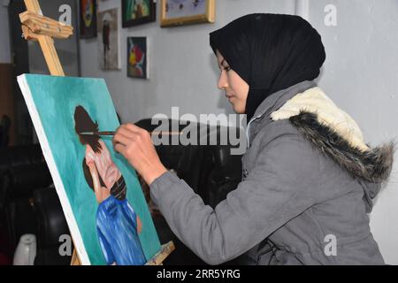 210119 -- MAZAR-i-SHARIF, le 19 janvier 2021 -- une jeune fille afghane apprend à peindre dans une Maison d'art pour les femmes dirigée par l'artiste Hafiza Mohammadi à Mazar-i-Sharif, capitale de la province septentrionale de Balkh, Afghanistan, le 18 décembre 2020. POUR ALLER AVEC feature : la peinture inspire les filles afghanes à briser les confinements de la tradition photo par /Xinhua AFGHANISTAN-BALKH-PAINTING-GIRLS KawaxBasharat PUBLICATIONxNOTxINxCHN Banque D'Images