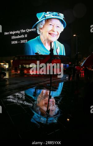 Londres, Royaume-Uni. 08 septembre 2022. Un hommage à la reine Elizabeth II a été exposé sur l'écran géant emblématique de Piccadilly Circus. Crédit : Waldemar Sikora. Banque D'Images