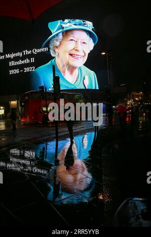 Londres, Royaume-Uni. 08 septembre 2022. Un hommage à la reine Elizabeth II a été exposé sur l'écran géant emblématique de Piccadilly Circus. Crédit : Waldemar Sikora. Banque D'Images