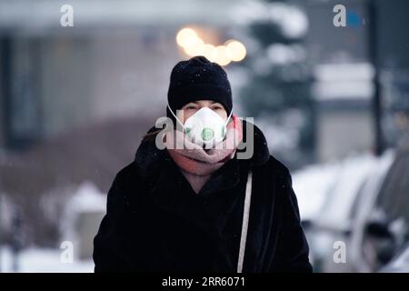 210120 -- VARSOVIE, le 20 janvier 2021 -- Une femme portant un masque facial est vue dans le centre de Varsovie, en Pologne, le 19 janvier 2021. Photo de /Xinhua POLOGNE-VARSOVIE-VIE QUOTIDIENNE JaapxArriens PUBLICATIONxNOTxINxCHN Banque D'Images