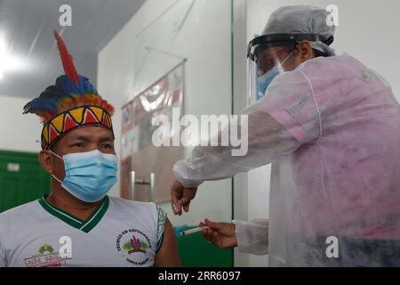 210120 -- AMAZONAS, le 20 janvier 2021 -- Un homme reçoit une dose du vaccin chinois COVID-19 dans la ville de Tabatinga, dans l'État d'Amazonas, au Brésil, le 19 janvier 2021. Le Brésil a lancé une campagne de vaccination de masse contre la pandémie de COVID-19 dans tous les États à partir de 5:00 h lundi heure locale 2000 h GMT. Dès lundi après-midi, tous les États devraient avoir reçu leurs doses du vaccin CoronaVac développé par le laboratoire chinois Sinovac en collaboration avec l'Institut Butantan de Sao Paulo, l'un des principaux centres de recherche scientifique au monde. Photo de /Xinhua BRAZIL-AMAZONAS-COVID-19 Banque D'Images